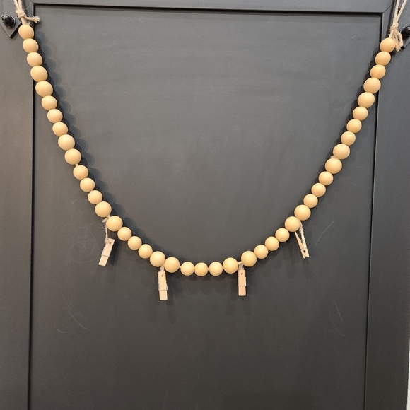 COUNTRY WOOD GARLAND WITH 4 CLOSE PINS MEASURES 52" - Picture 2 of 4